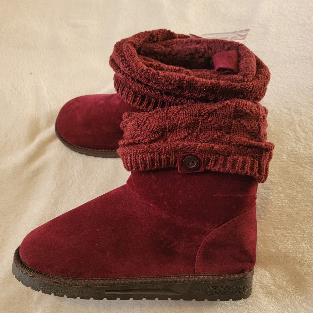 NWT Burgundy Muk Luk Essentials Sz 9